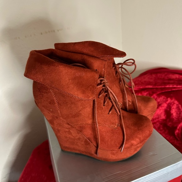 Breckelles size 9 Bootie the color is Rusty, they are brand new - Picture 2 of 6